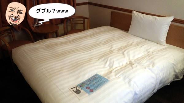 ホテルの部屋のベッド